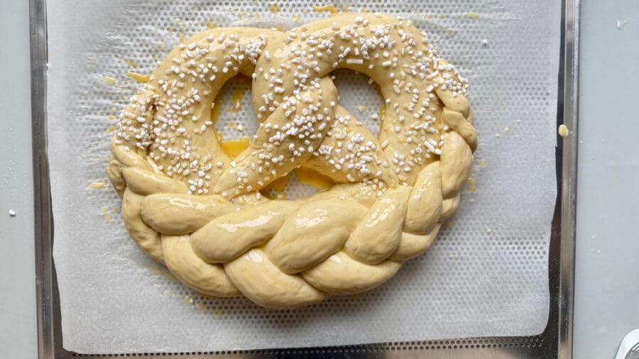 Neujahrsbrezel amit Eistreiche und Hagelzucker vor dem Backen.