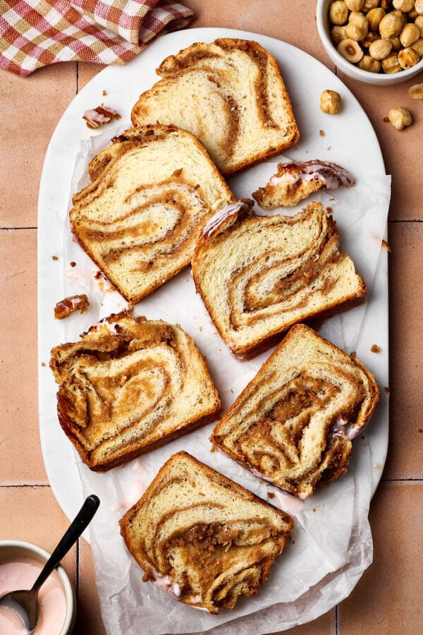 Saftiger Nusszopf in Scheiben geschnitten auf einem Marmortablett.