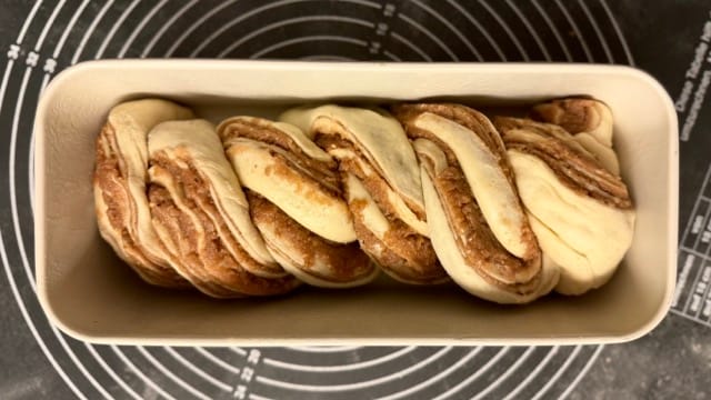 Geformter Nusszopf in der Kastenform.