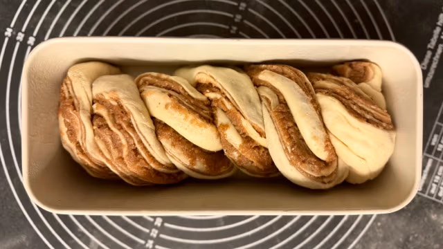 Geformter Nusszopf in der Kastenform.