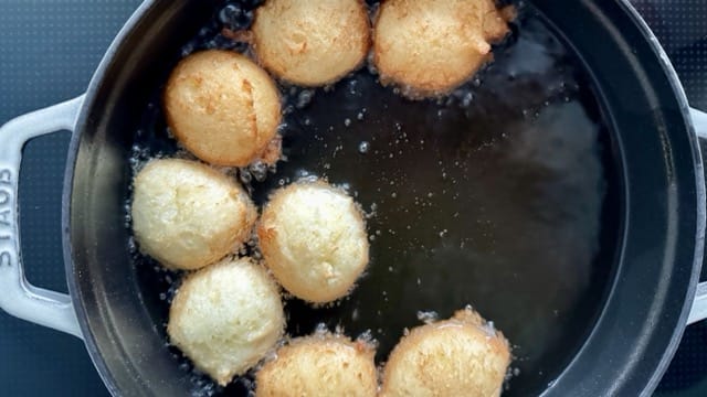 Quarkbällchen in heißem Öl frittieren.