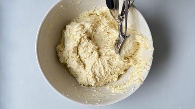 Teig mit einem Eisportionierer für Quarkbällchen portionieren.