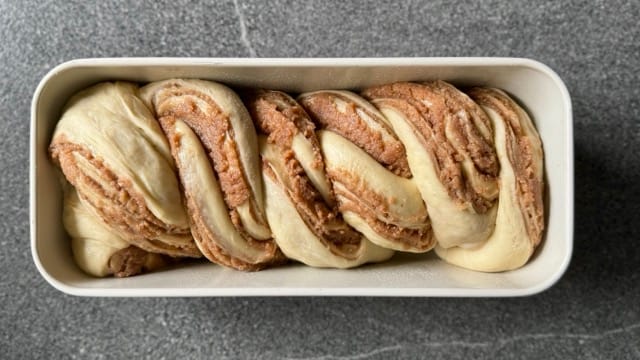 Aufgegangener Nusszopf in der Kastenform vor dem Backen.