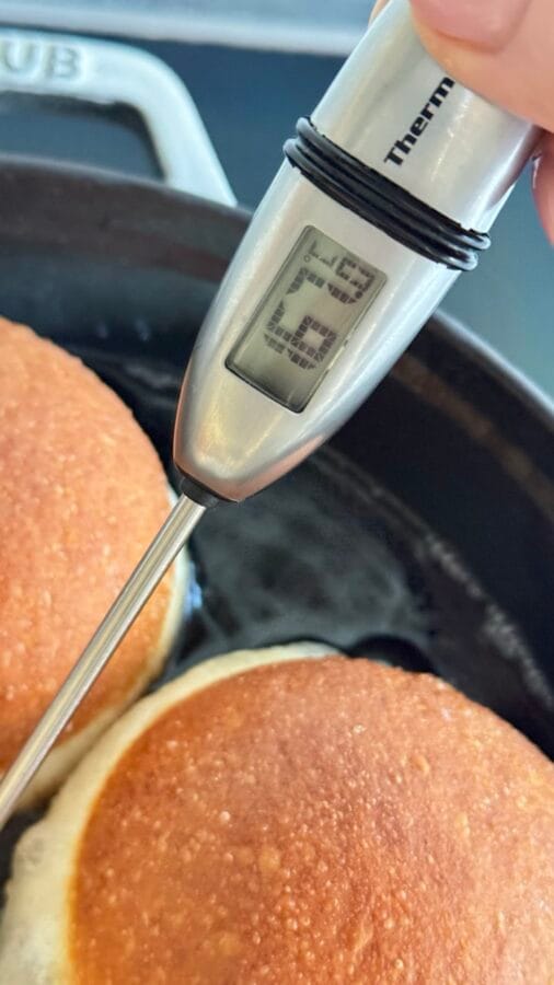 Temperatur des Fettes beim Frittieren mit einem Küchenthermometer messen.
