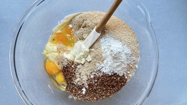 Zutaten für Quark-Eiweißbrot in einer Schüssel.