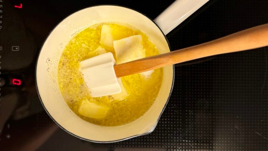 Butter und Zucker für das Mandeltopping für Butterkuchen ohne Hefe vom Blech schmelzen.