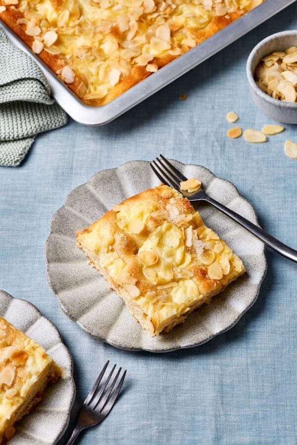 Saftiger Butterkuchen mit Pudding und Hefeteig.