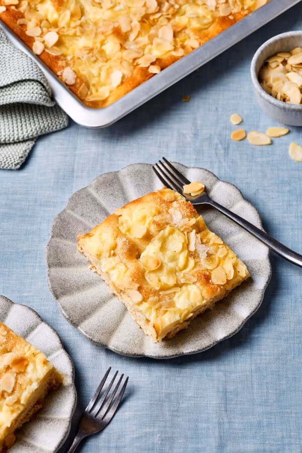 Saftiger Butterkuchen mit Pudding und Hefeteig.