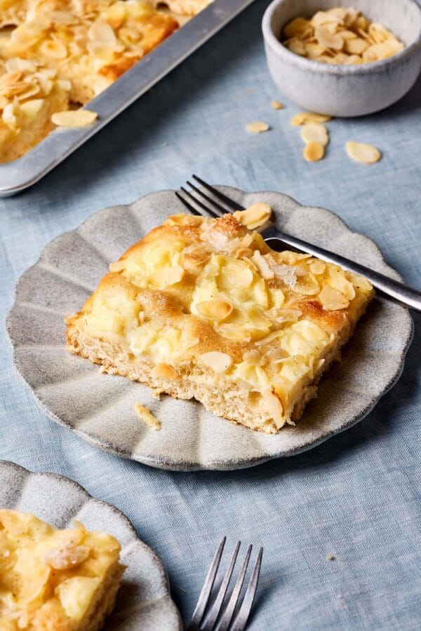 Saftiger Butterkuchen mit Pudding und Hefeteig.