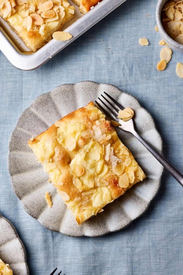 Saftiger Butterkuchen mit Pudding und Hefeteig.