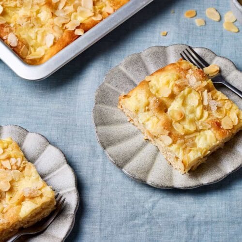 Saftiger Butterkuchen mit Pudding und Hefeteig.