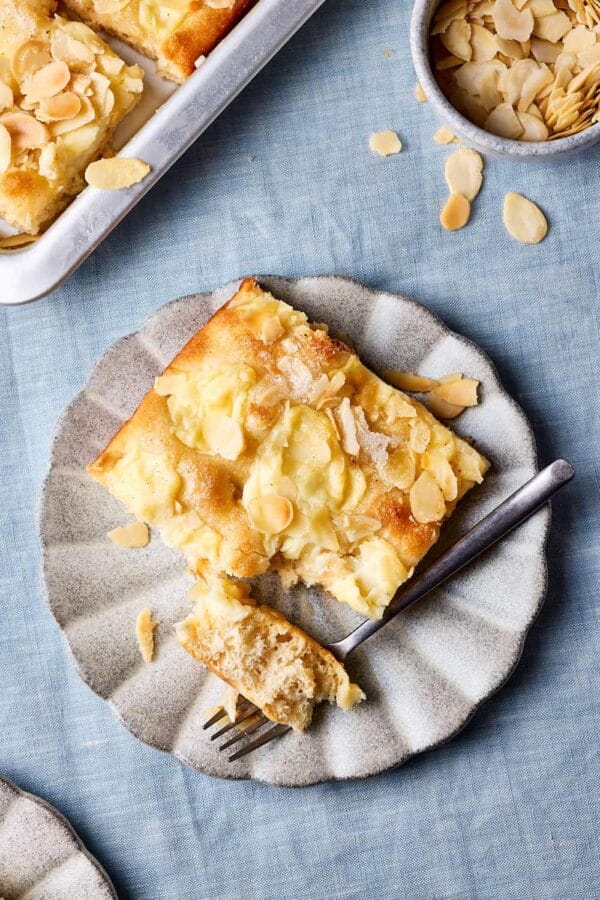 Saftiger Butterkuchen mit Pudding und Hefeteig.