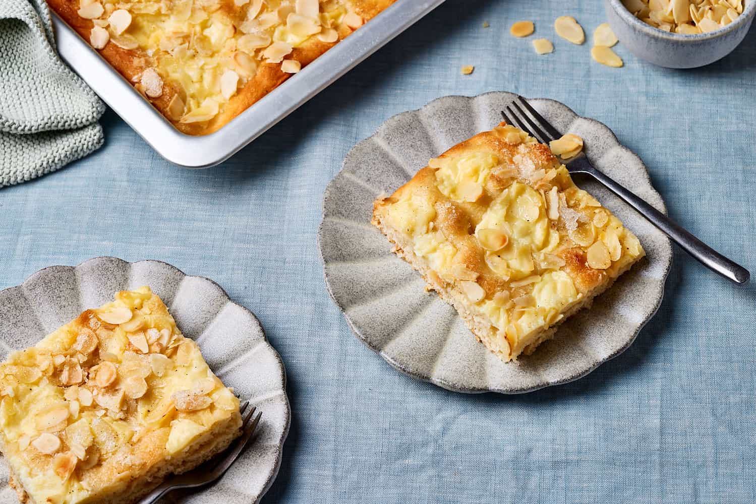 Saftiger Butterkuchen mit Pudding und Hefeteig.