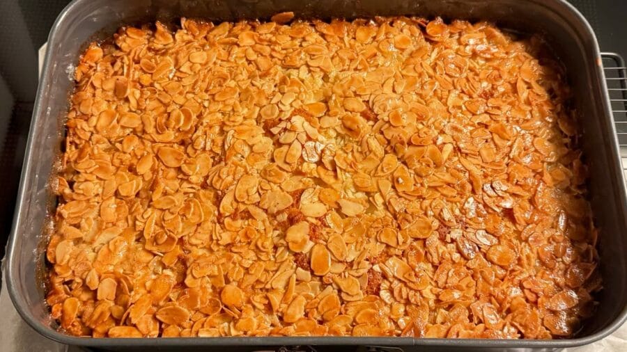 Frisch gebackener Butterkuchen ohne Hefe vom Blech.