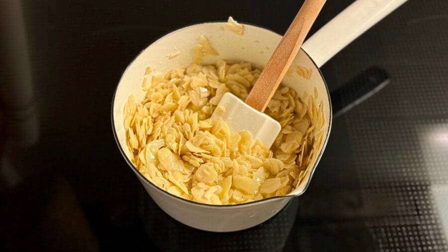 Mandeln unterheben für das Topping für Butterkuchen ohne Hefe vom Blech