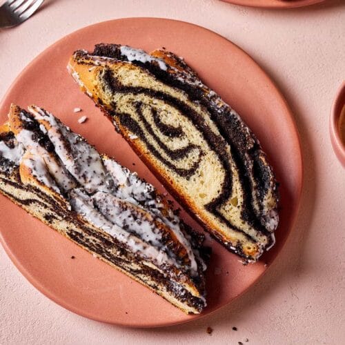 Mohnzopf aus Hefeteig mit selbst gemachter Mohnfüllung.