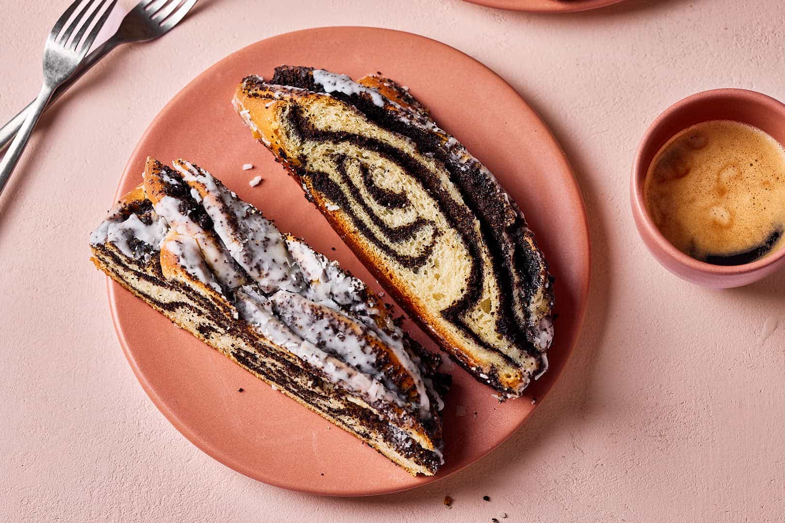 Mohnzopf aus Hefeteig mit selbst gemachter Mohnfüllung.