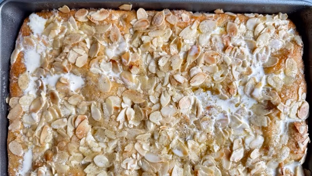 Sahneguss auf frisch gebackenem Butterkuchen nach Oma.