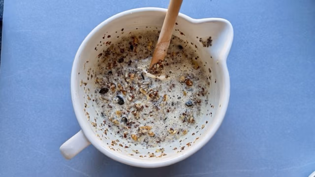 Teig für Satenbrot ohne Mehl und ohne Hefe in einer Schüssel.