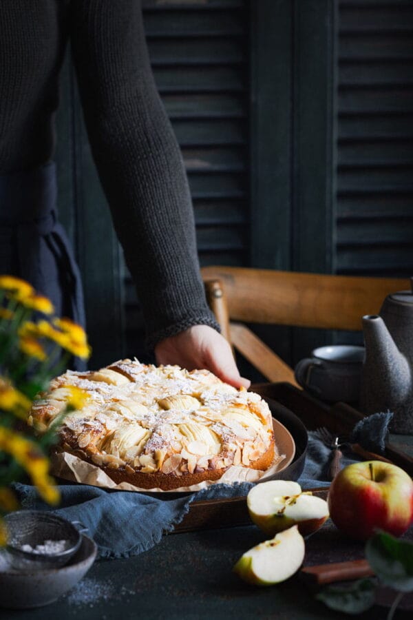 Omas versunkener Apfelkuchen mit Rührteig aus der Springform.