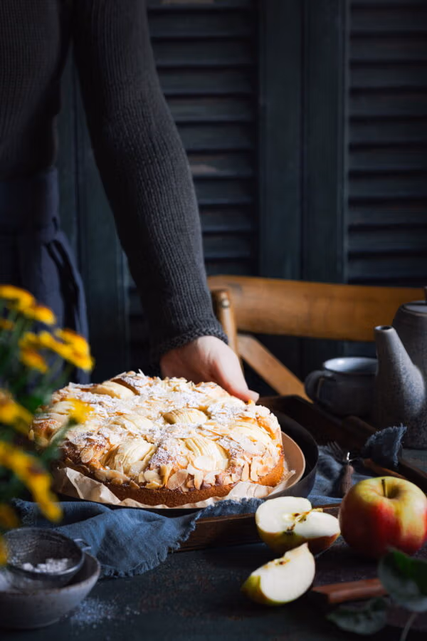 Omas versunkener Apfelkuchen mit Rührteig aus der Springform.