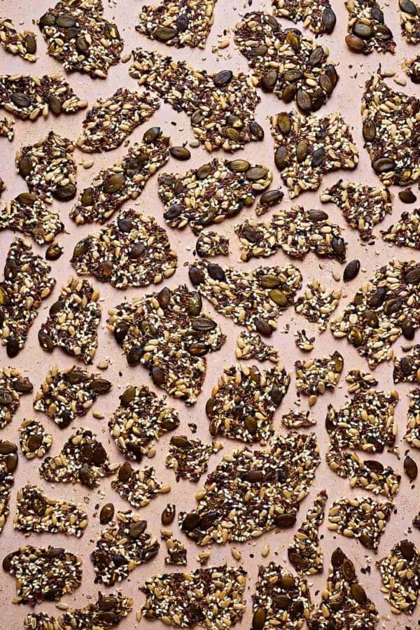 Unregelmäßig zerbrochene Saatencacker ohne Mehl in der Draufsicht.