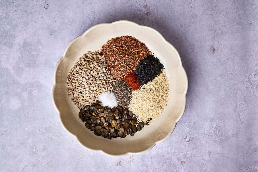 Saaten und Gewürze in einer Schüssel für Saatencracker ohne Mehl.