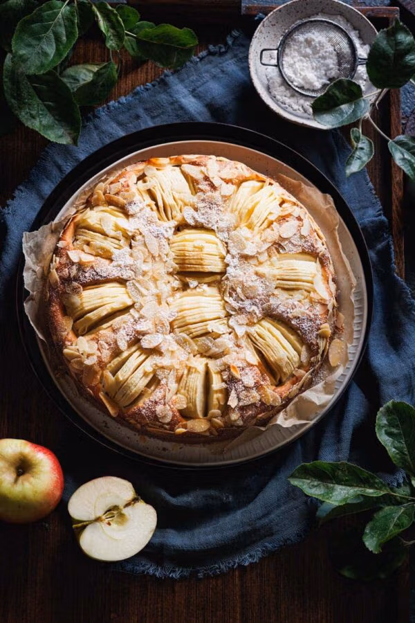Omas versunkener Apfelkuchen mit Rührteig aus der Springform.