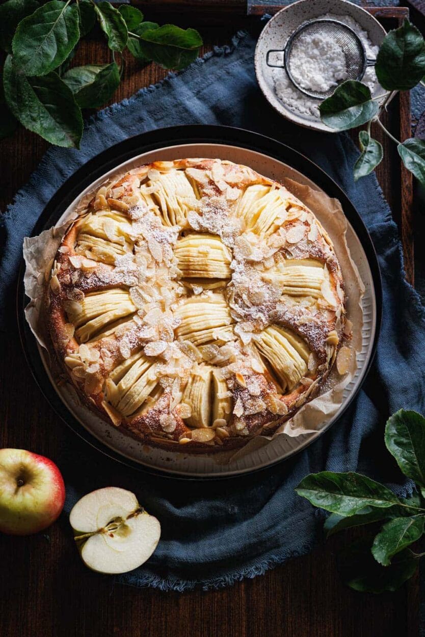 Omas versunkener Apfelkuchen mit Rührteig aus der Springform.