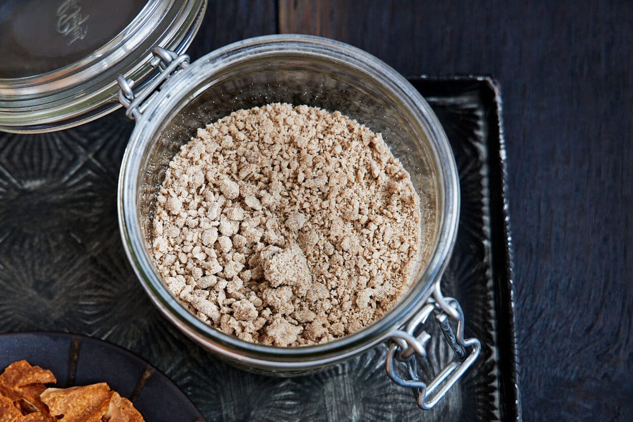 Krümelsauer (Gerstl) aus Sauerteig und Mehl zum Sauerteig aufbewahren.