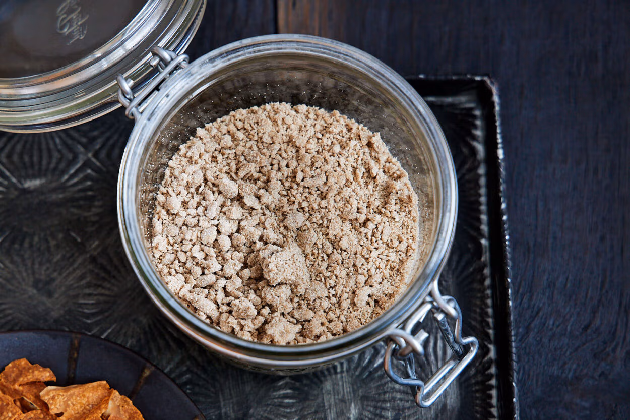 Krümelsauer (Gerstl) aus Sauerteig und Mehl zum Sauerteig aufbewahren.