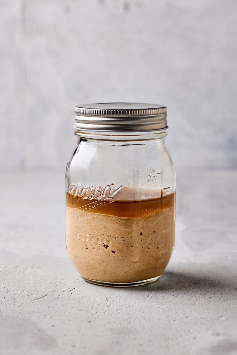 Fusel auf Sauerteig in einem Glas.