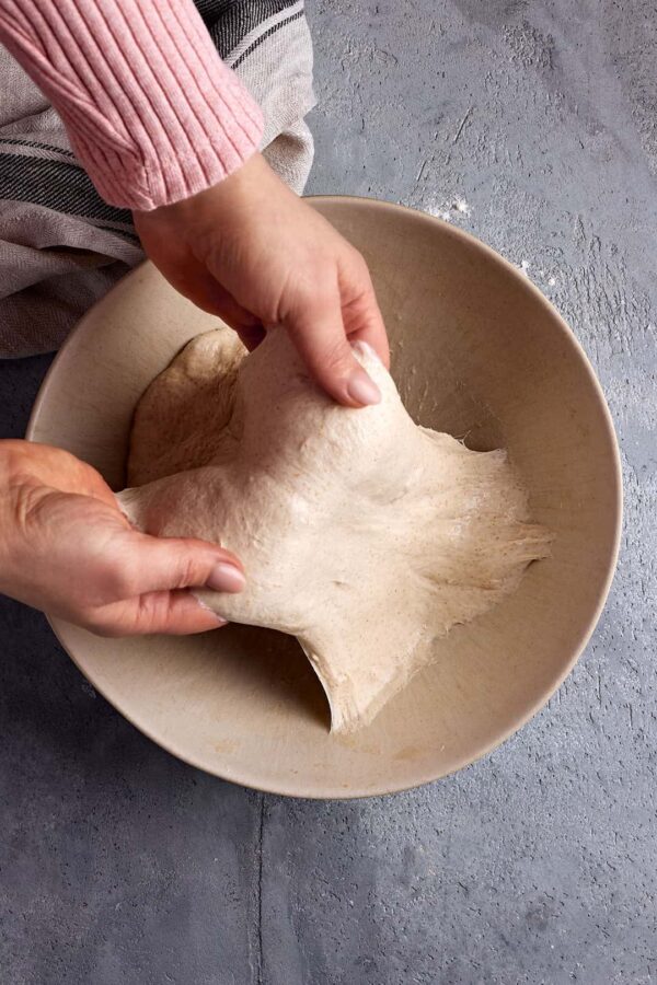 Coil Fold, schonendes Dehnen und Falten von Brotteig. 