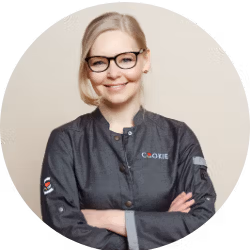 Bild von Hi, ich bin Sonja. Ernährungsexpertin, Backbuchautorin und seit 10 Jahren Foodbloggerin.