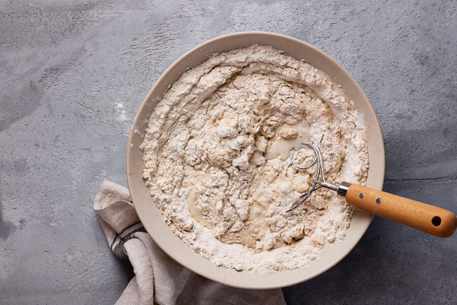 Wasser und Mehl mischen für den Autolyseteig für das einfache Sauerteigbrot.