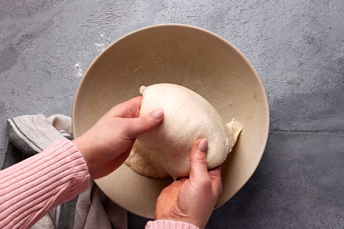 Coil Fold (Wickelfaltung) beim Teig für das einfache Sauerteigbrot.