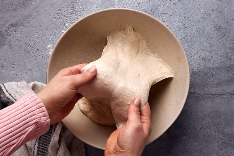 Coil Fold (Wickelfaltung) beim Teig für das einfache Sauerteigbrot.