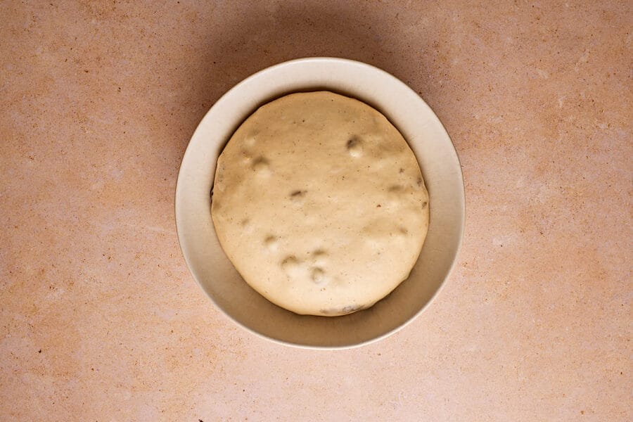 Reifer Hefeteig für Rosinenbrötchen am Ende der Stockgare in einer Keramikschüssel.