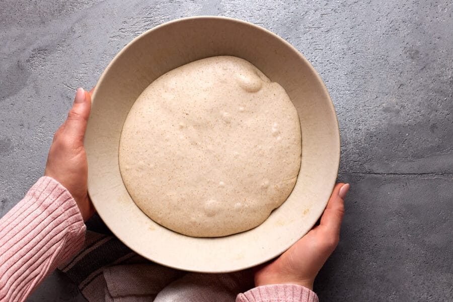 Reifer Teig für das einfache Sauerteigbrot nach der Stockgare vor dem Formen.