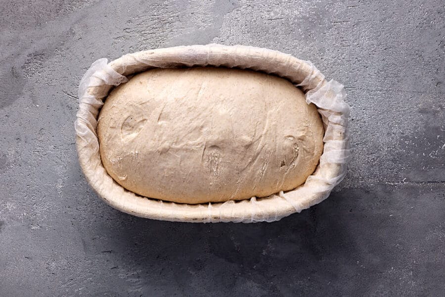 Reifer Sauerteigbrot Teigling nach der Stückgare im Gärkörbchen.