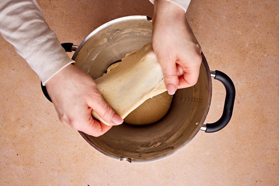 Fenstertest beim fertig gekneteten Hefeteig für Rosinenbrötchen.