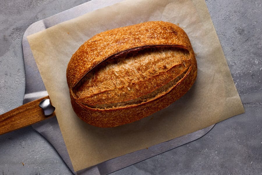Einfaches Sauerteigbrot für Anfänger frisch gebacken.
