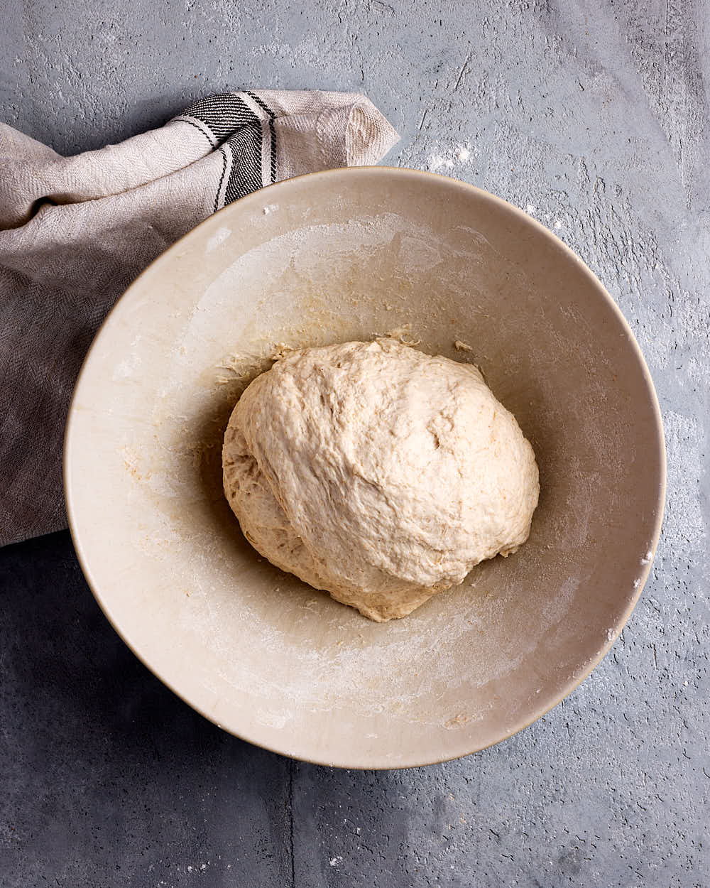 Autolyseteig und Sauerteig gemischt für Weizensauerteigbrot. 