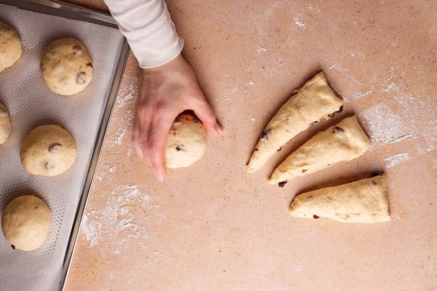 Rosinenbrötchen rund formen und mit Spannung rundschleifen.