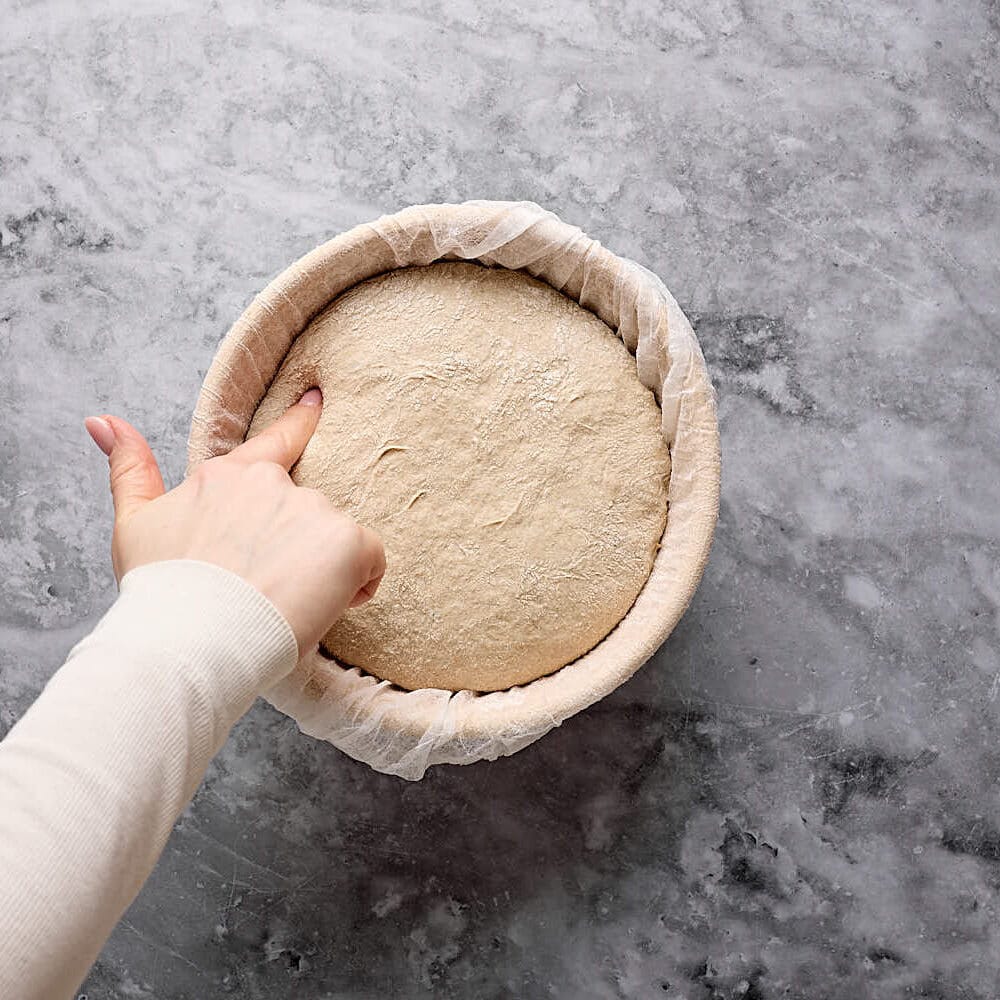 Fingerdrucktest beim Mischbrot mit Sauerteig am Ende der Stückgare.