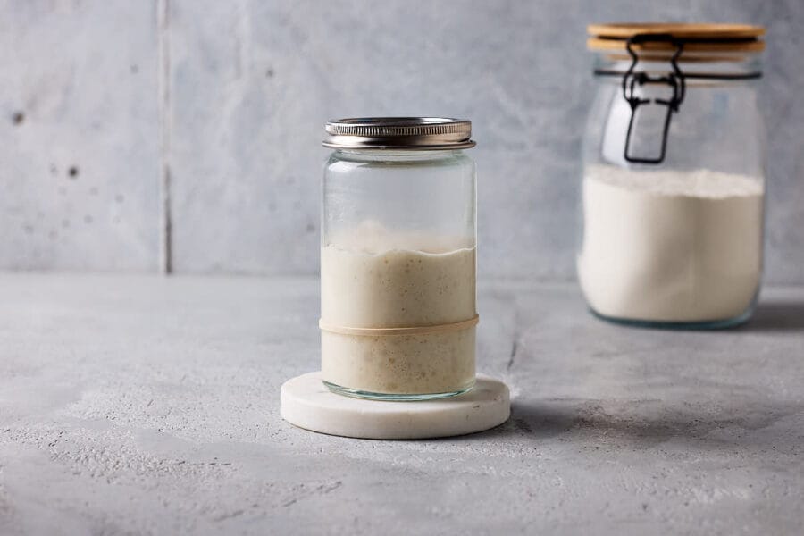 Reifer Sauerteig für ein einfaches Sauerteigbrot.