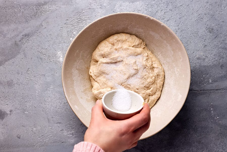 Salz in den Teig für das einfache Sauerteigbrot einarbeiten.