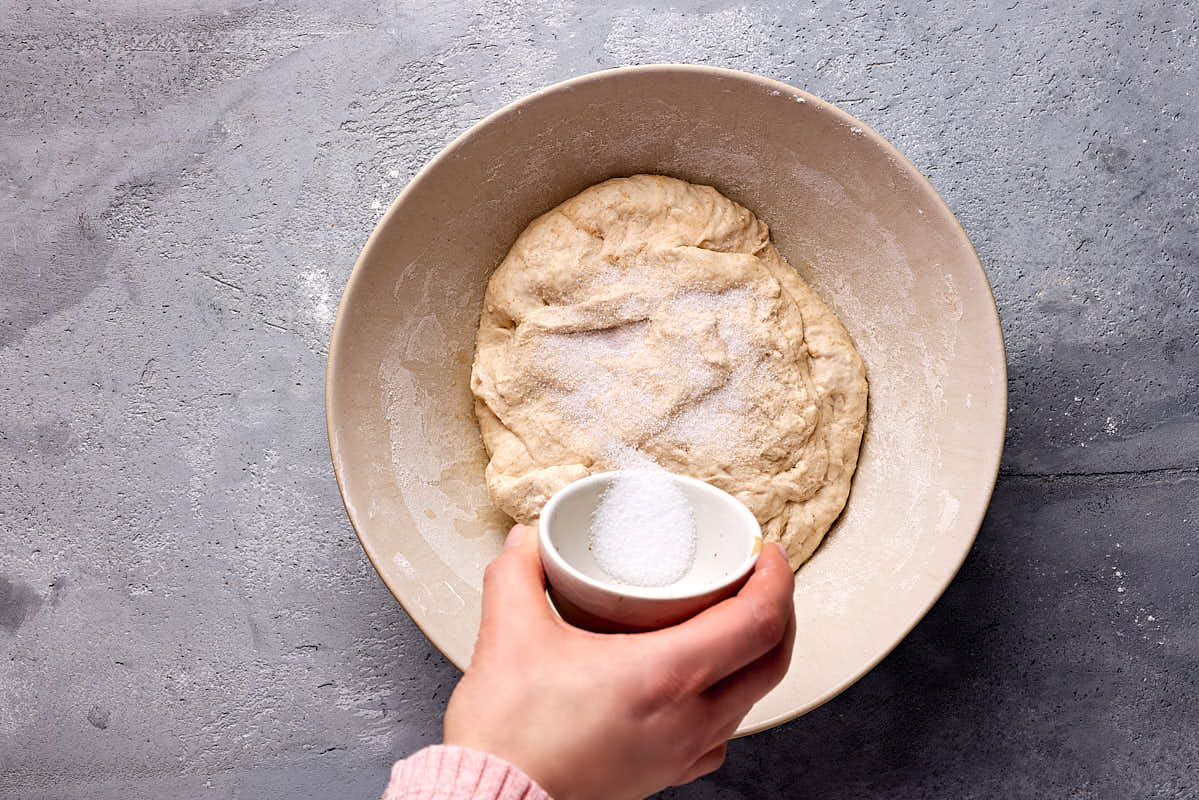 Salz in den Teig für das einfache Sauerteigbrot einarbeiten.