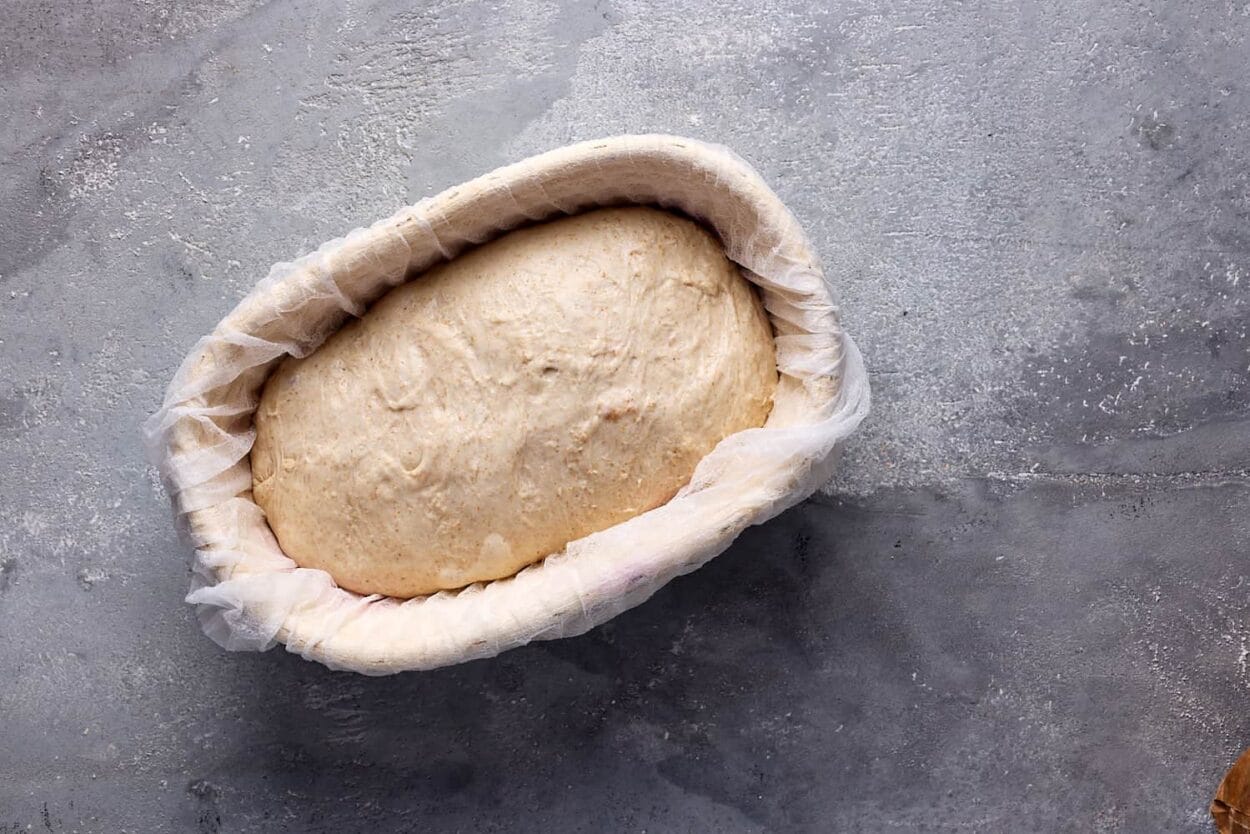 Geformtes Sauerteigbrot im Gärkörbchen am Beginn der Stückgare.