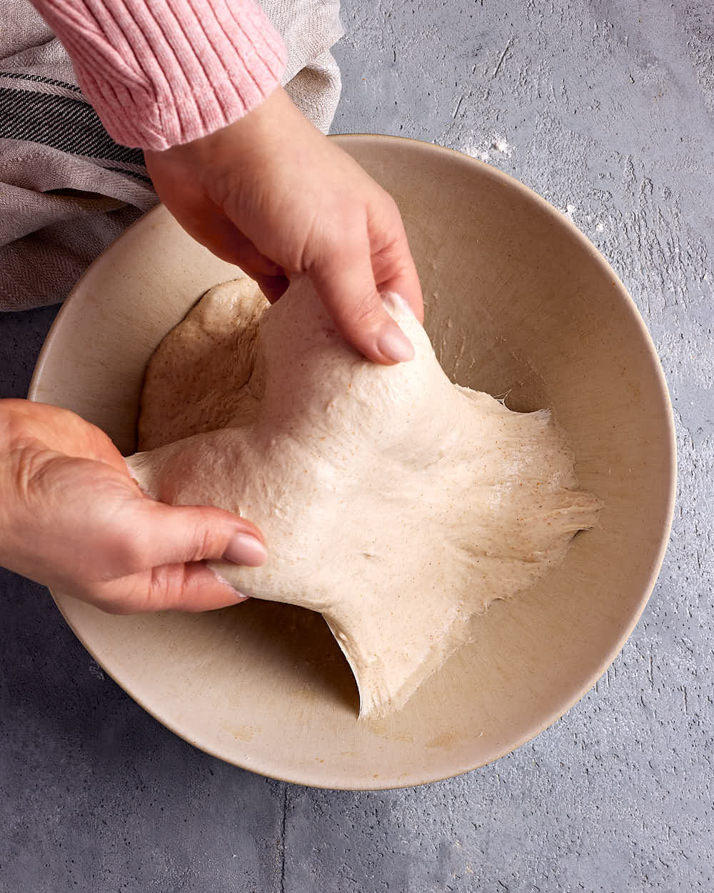 Dehnen und Falten beim Sauerteigbrot, hier der Coil Fold oder die Wickelfaltung.